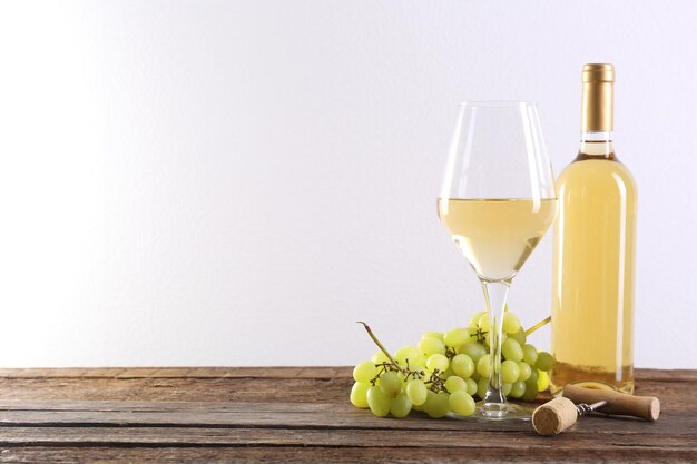 Foto wijn en druif op houten tafel tegen lichte achtergrond