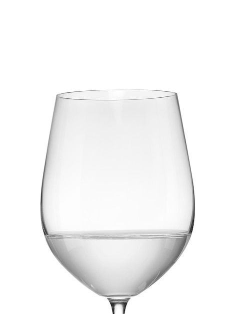 Wijn in een glas dat op witte achtergrond wordt geïsoleerd