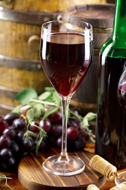 Foto wijn in een glas met een fles