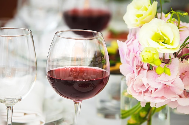 Wijn in glazen op een tafel in een restaurant