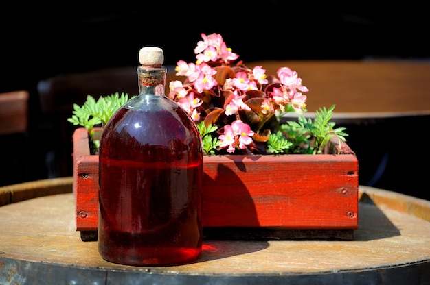 Wijn in oude flessen op een vat