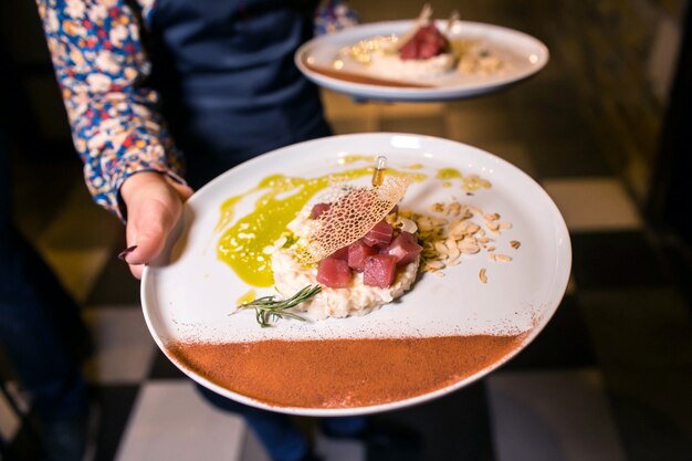 Wijndiner in restaurant met oesters en zeevruchten