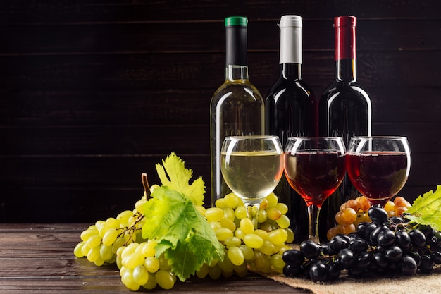 Wijnfles en druivenmost op houten tafel