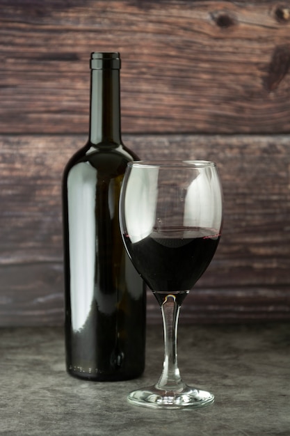 Wijnfles met de rustieke houten raad van het wijnglas corckscrew, exemplaarruimte.
