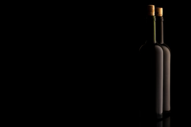 Wijnflessen met cork en op zwarte geïsoleerde achtergrond