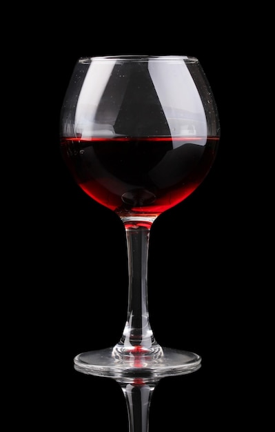 Wijnglas geïsoleerd op zwart