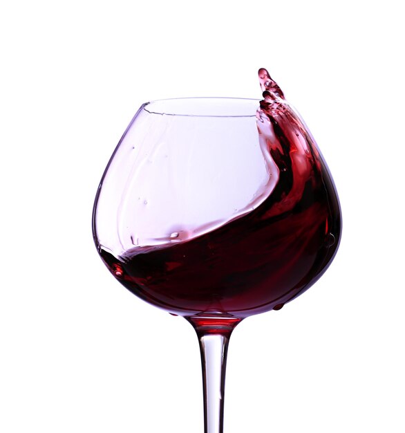 Wijnglas met rode wijn op wit wordt geïsoleerd