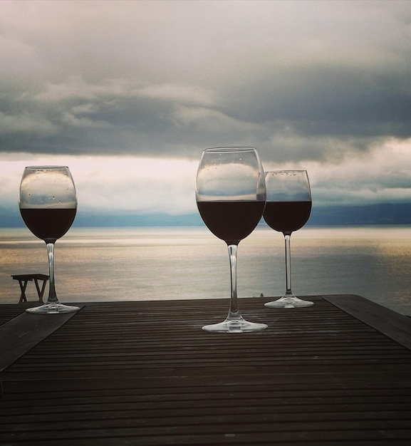 Wijnglas op een steiger aan zee