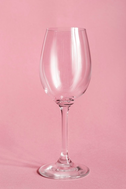 Wijnglas op roze achtergrond