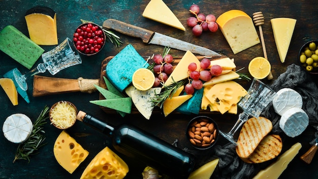 Wijnglazen en kaas met snacks Op een donkere achtergrond Gratis kopieerruimte