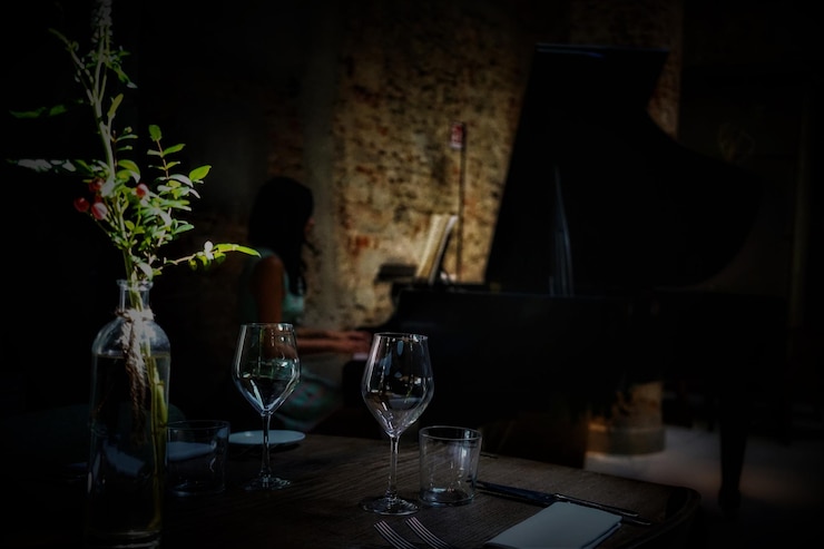 Foto wijnglazen op tafel in een restaurant