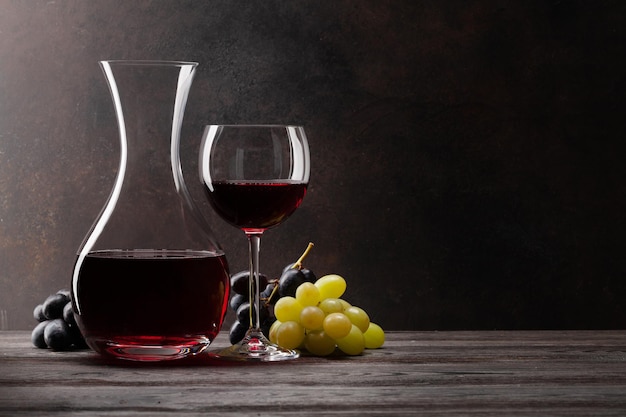 Wijnkaraf glas rode wijn en druiven