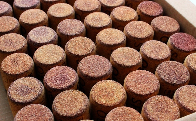 Wijnkurken opgesteld in nette rijen close-up bovenaanzicht textuur achtergrond