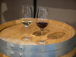 Wijnproeverij in catalonië, spanje met twee glazen moscato en brachetto op tafel