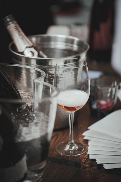 Wijnproeverij Op de houten tafel is een glas gevuld met roze