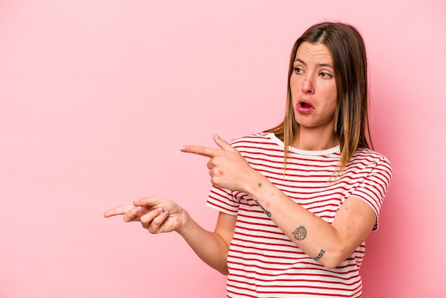 Wijs met wijsvingers naar een kopieerruimte die opwinding en verlangen uitdrukt