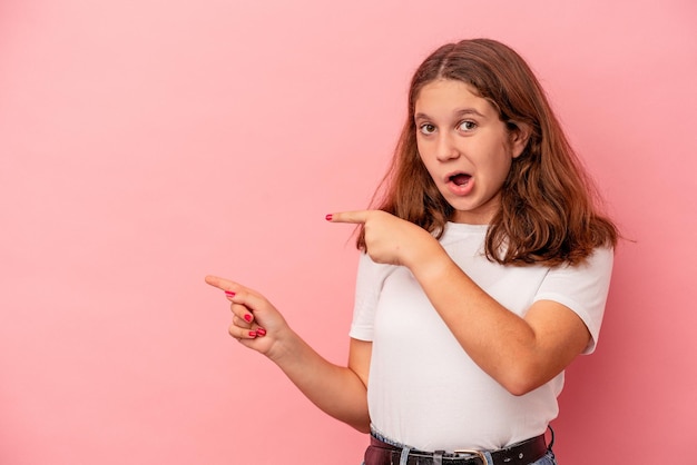 Wijs met wijsvingers naar een kopieerruimte die opwinding en verlangen uitdrukt