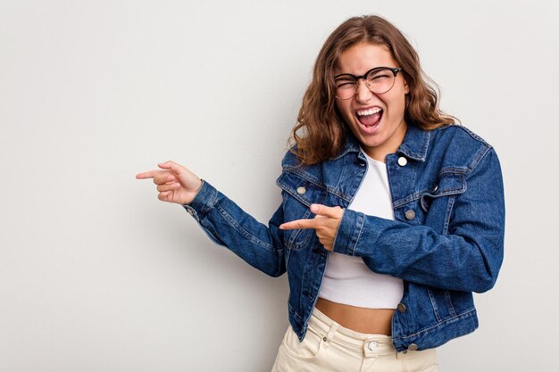 Foto wijs met wijsvingers naar een kopieerruimte die opwinding en verlangen uitdrukt