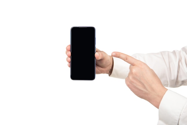 Wijs vinger op smartphone puin geïsoleerd op wit nieuwe app product voorstel advertentie presentatie kopieer ruimte hand van man die telefoon scherm presenteert