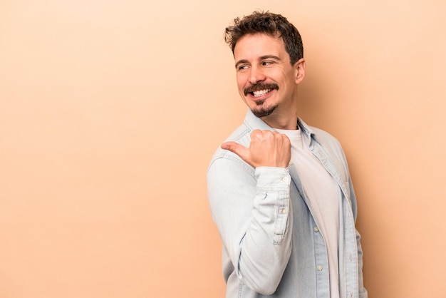 Wijst met duimvinger weg lachend en zorgeloos