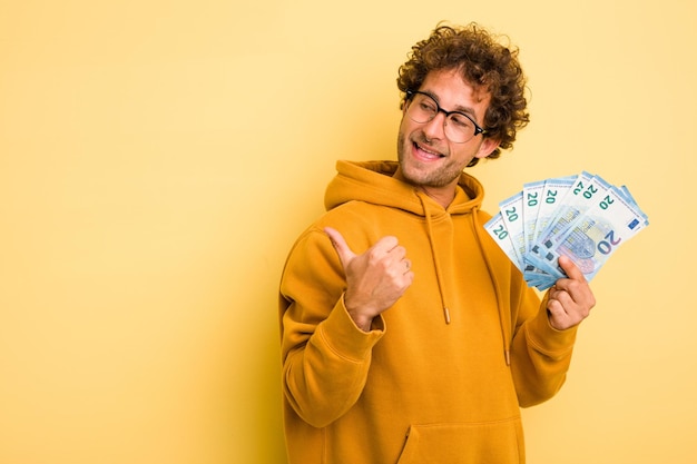 Wijst met duimvinger weg lachend en zorgeloos