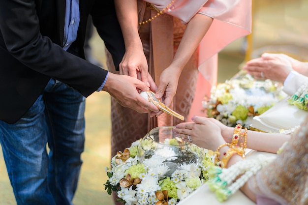 Wijwater gietende ceremonie voor bruid en bruidegom Thaise huwelijksverloving