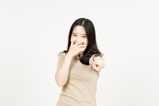 Wijzend naar u en lachen van mooie Aziatische vrouw geïsoleerd op een witte achtergrond
