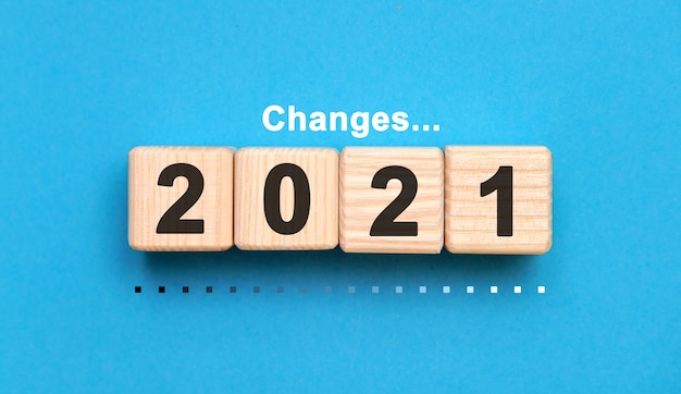 Wijzigingen 2021 jaar op houten kubussen op een blauwe achtergrond