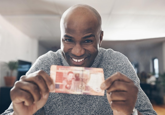 Wil je wat geld verdienen Close-up shot van een zakenman die een bankbiljet omhoog houdt?