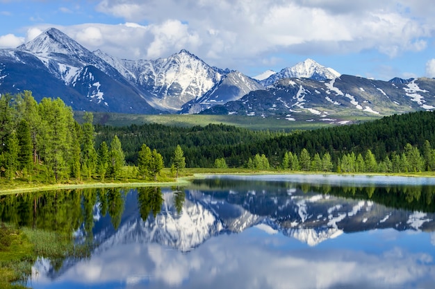 Wild bergmeer in het Altai-gebergte, zomerlandschap, reflectie