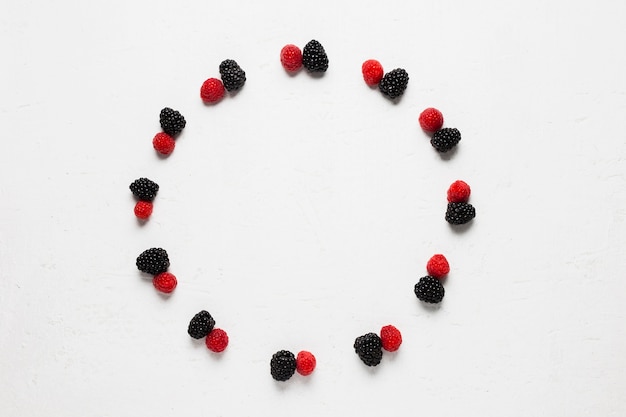 Photo wild berries and strawberries in a tasty circle