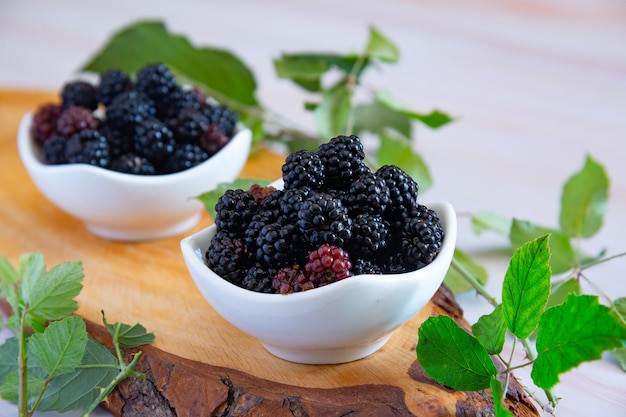 Photo wild berries in their natural state on a wooden cutting board