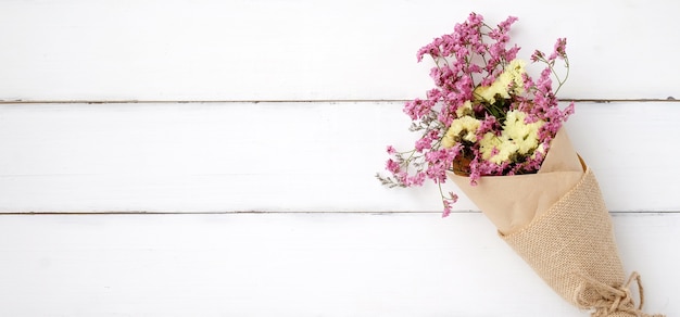 Wild bloemboeket op uitstekende witte houten achtergrond