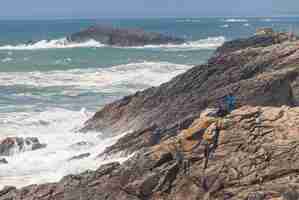 Photo wild coast in quiberon in brittany on a stormy day