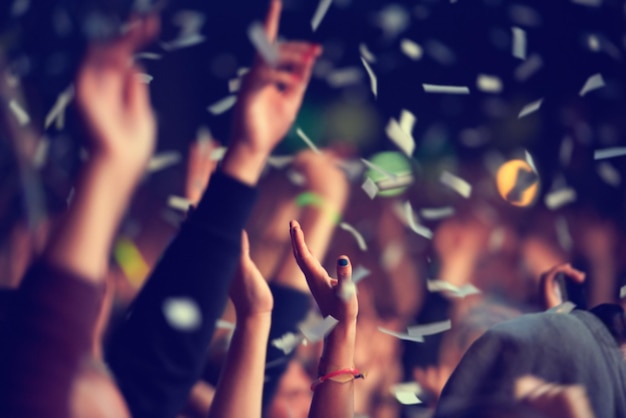 Wild en vrij Een publiek van een muziekfestival dat confetti in de lucht gooit om het te vieren