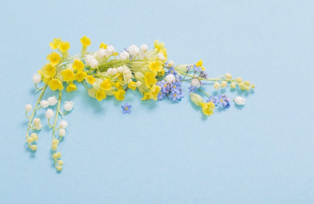 紙の背景に野生の花