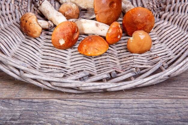 사진 시골 목조 테이블 위의 야생 신선한 버섯 오렌지 버치 볼레 코피스페이스 가을 배경
