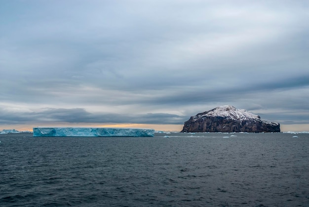 Дикий замерзший пейзаж Антарктического полуострова Антарктида