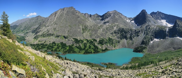 アルタイ山脈の湖のある野生の峡谷を越えて、夏の旅行