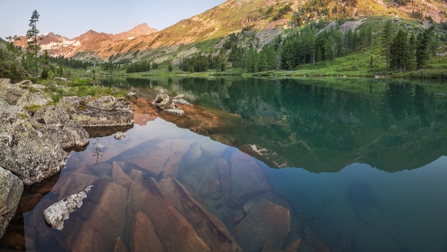 Photo wild lake in the altai mountains on a summer morning