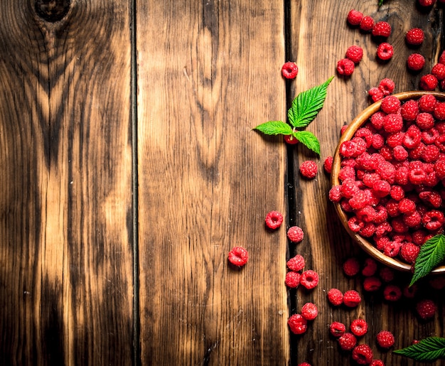 Wild raspberry with leaves in a bowl.