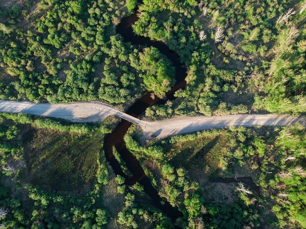 Colpo aereo del drone del fiume selvaggio