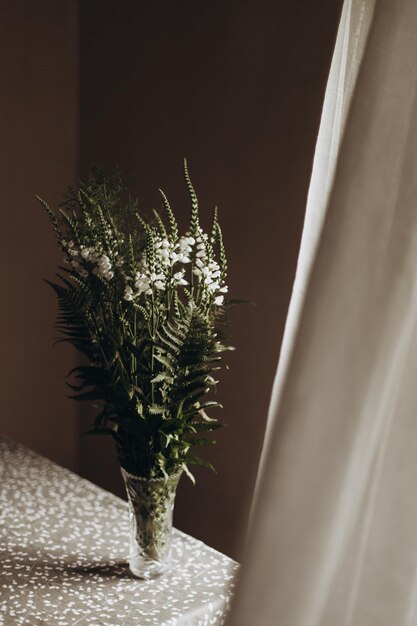 Photo wild white flowers bouquet on a table