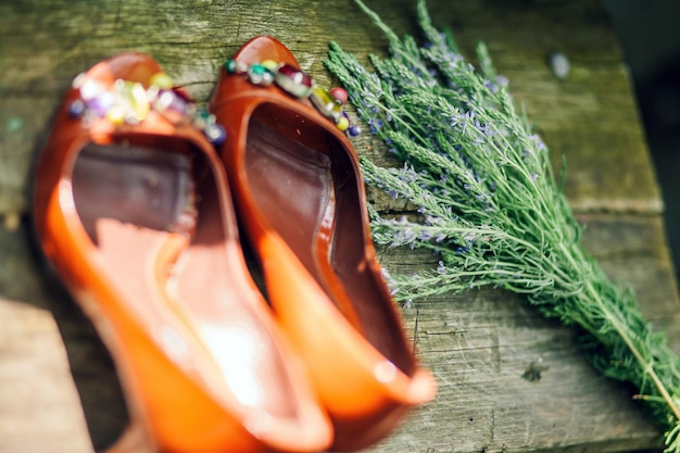 Foto wildbloemenboeket op houten tafel