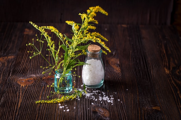 Wilde bloemen en zout in glazen potten