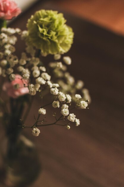 Wilde bloemen in een transparante vaas in het interieur