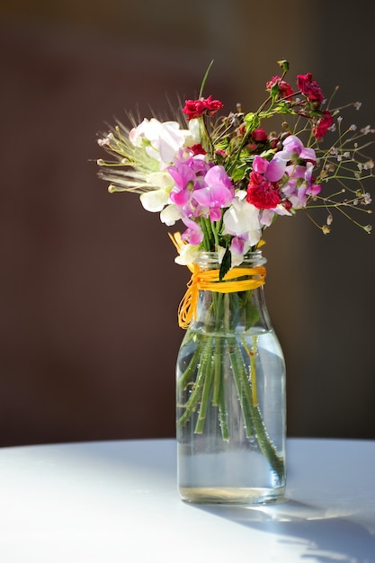 Wilde bloemen in een vaas op tafel