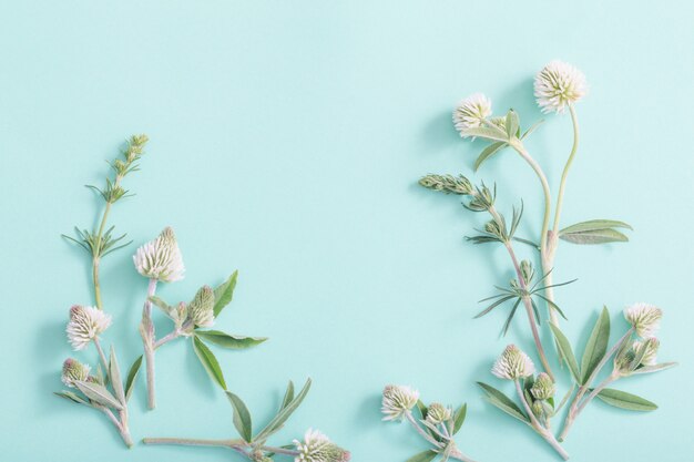 Wilde bloemen op Groenboekoppervlak