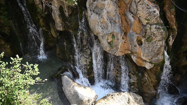 Wilde waterval in Kourtaliotiko-kloof in Griekenland