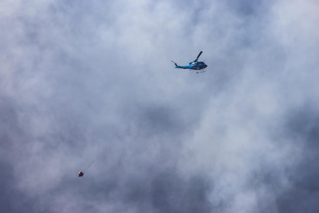 Wildfire Service Helikopter vliegt over BC Forest Fire and Smoke op de berg bij Hope